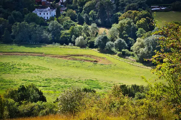 Piękny Letni Krajobraz Małą Wioską Słoneczny Dzień Wieś Zielone Pole — Zdjęcie stockowe