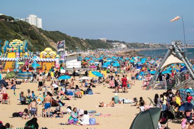 Kumsaldaki insanlar.