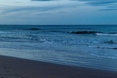 Denizin üzerinde gün batımı.