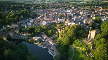 Güzel bir kasabanın hava manzarası