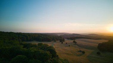 Polonya 'da günbatımında yeşil tarlaların havadan görünüşü