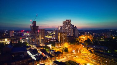 Geceleri şehrin havadan görünüşü