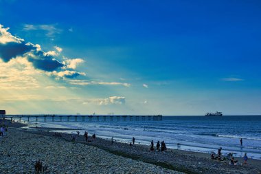 Baltık Denizi 'nin kuzeyindeki kumsalın iskelesinde.