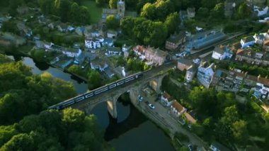 Şehirdeki nehrin havadan görünüşü