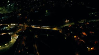 Bir gece şehrinde havadan çekim.
