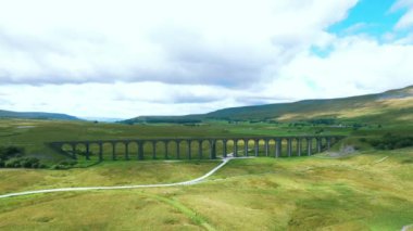 İngiltere 'nin kuzeyindeki eski Le-Viyadük kasabasının köprüsünün manzarası, Birleşik Krallık.