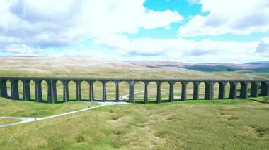 İskoçya dağlarındaki manzaranın havadan görünüşü