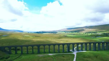 İskoçya, Skye adasındaki bir köprü manzarası.