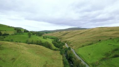 Dağlarda vadinin görünümü
