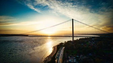 Gün batımında Kiev 'de nehrin üzerindeki köprünün hava manzarası, Ukrayna.