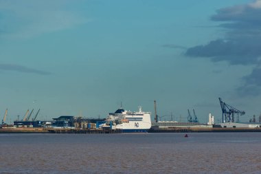 Hamburg limanında bir kargo gemisi.