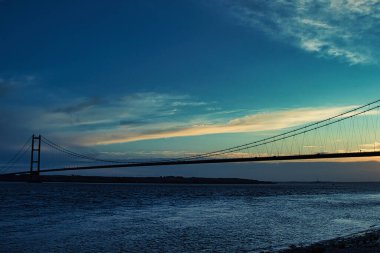 Nehrin üzerinde gün batımı