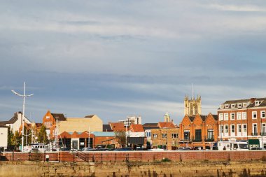 Londra şehrinde bir nehir manzarası
