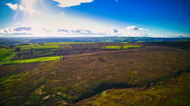 Fransa 'nın kuzeyindeki dağların havadan görünüşü