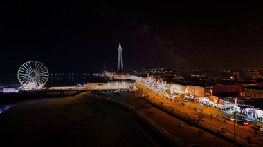 Akşam karanlığında şehrin manzarası.