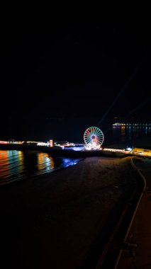 Sahilde dönme dolap