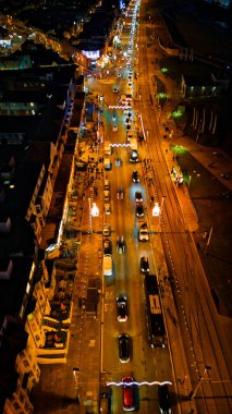 Gece şehir ışıkları Gece gökyüzünde.