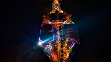 Soyut bir arka plan, bir kadeh şarap ve bir kadeh şarap.