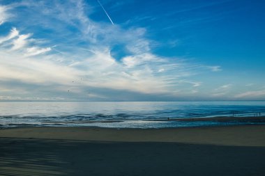 Denizin üzerinde güzel bir gün batımı. doğa arkaplanı