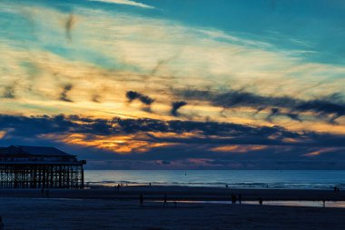 deniz plajı üzerinde gün batımı