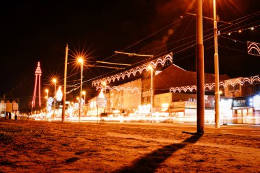 Noel pazarında gece lambaları