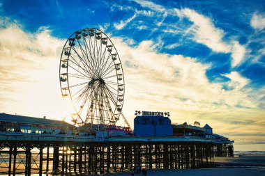 Brighton pier adlı günbatımı, İngiltere, Birleşik Krallık.