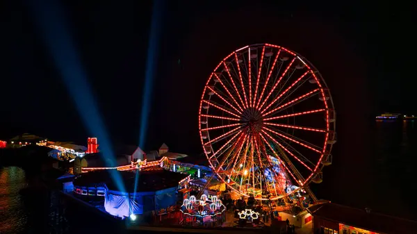 Geceleyin lunaparkta tekerlekli dönme dolap