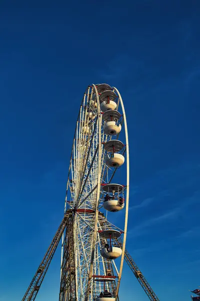 Lunaparkta dönme dolabı olan bir lunapark.