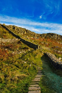 Göl bölgesinin ortasındaki kayalık dağların güzel bir görüntüsü, İskoçya, İngiltere