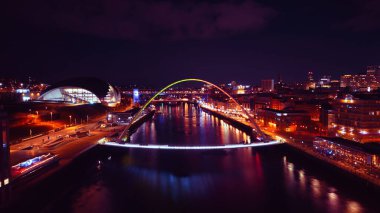 Geceleri şehrin ufuk çizgisi