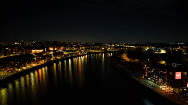 Şehrin gece manzarası. Akşamları nehir.