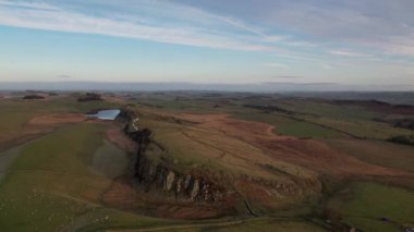 Dağlardaki gölün manzarası.