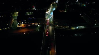 Akşamları şehrin gece görüşü. Bir arabanın şehir ışıkları..