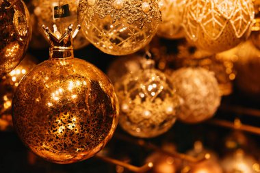 Marketteki Noel süslerinin fotoğrafını çek.