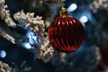 Marketteki Noel süslerinin fotoğrafını çek.