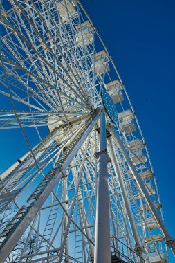 Lancaster 'da berrak mavi gökyüzüne karşı dönme dolabın alçak açılı görüntüsü.