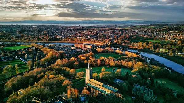 Gün Batımında Şehir Manzarası Belirgin Bir Katedral Yemyeşil Parklar Lancaster Stok Fotoğraf