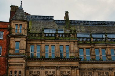 Leeds, İngiltere 'de bulutlu bir günde dekoratif detaylarla Victoria dönemi mimarisi.