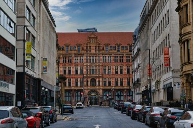 Geleneksel mimarisi ve park halindeki arabaları Leeds, İngiltere 'de bulutlu bir gökyüzünün altında olan tarihi Avrupa caddesi..