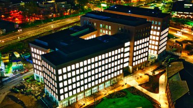 Modern ofis binası gece aydınlatılmış, Leeds, İngiltere 'de mimari tasarım ve kentsel çevre sergilenmektedir..