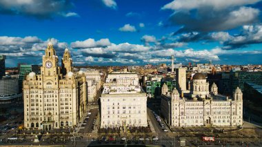 İngiltere, Liverpool 'da bulutlu dramatik bir gökyüzü altında tarihi deniz manzarası..