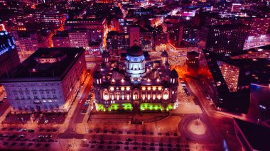 Liverpool, İngiltere 'deki aydınlık binalar ve caddelerle dolu canlı bir şehir manzarası..