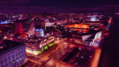 Liverpool, İngiltere 'de aydınlık sokakları ve binaları olan canlı bir şehir manzarası..