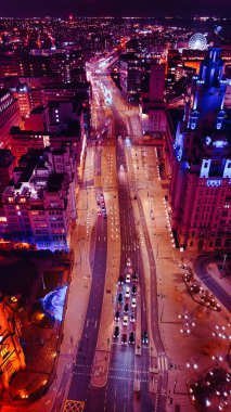 Liverpool, İngiltere 'de hareketli ışıklar ve trafik olan hareketli bir şehir caddesinin hava gece görüntüsü..