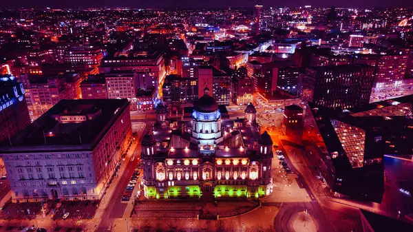 Liverpool, İngiltere 'deki aydınlık binalar ve caddelerle dolu canlı bir şehir manzarası..