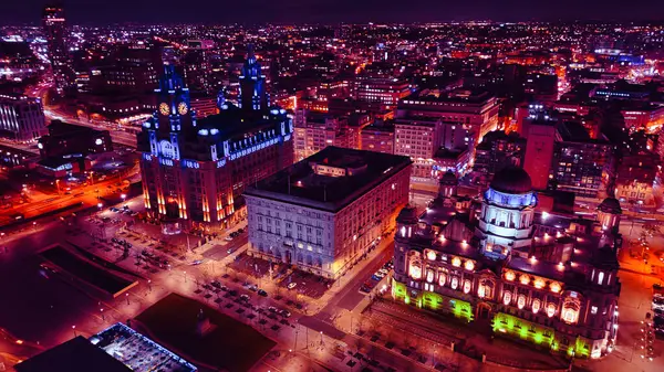 Liverpool, İngiltere 'deki aydınlık binalar ve caddelerle dolu canlı bir şehir manzarası..