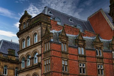 Süslü detaylarıyla Victoria mimarisi ve Leeds, İngiltere 'de mavi gökyüzü..