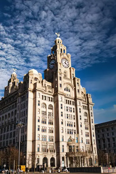 Liverpool, İngiltere 'de bulutlu mavi gökyüzüne karşı tarihi saat kulesi..