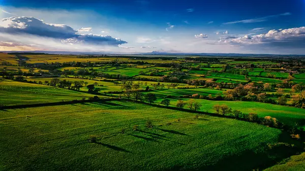 Kuzey Yorkshire 'da kırsal güzellikleri gözler önüne seren, bulutların oluşturduğu yemyeşil tarlaların ve gölgelerin havadan görünüşü..