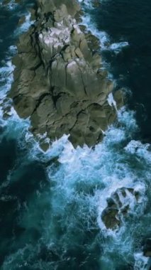 İngiltere, Cornwall 'da kıyıya vuran dalgaların dikey videosu.